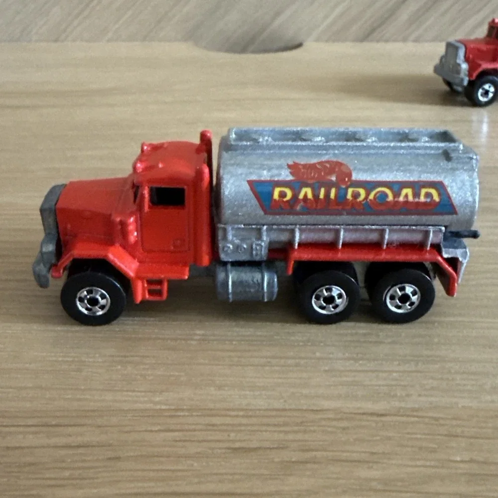Hot Wheels 1979 California Construction Co. Peterbilt Tanker / Cement Lot Of 2